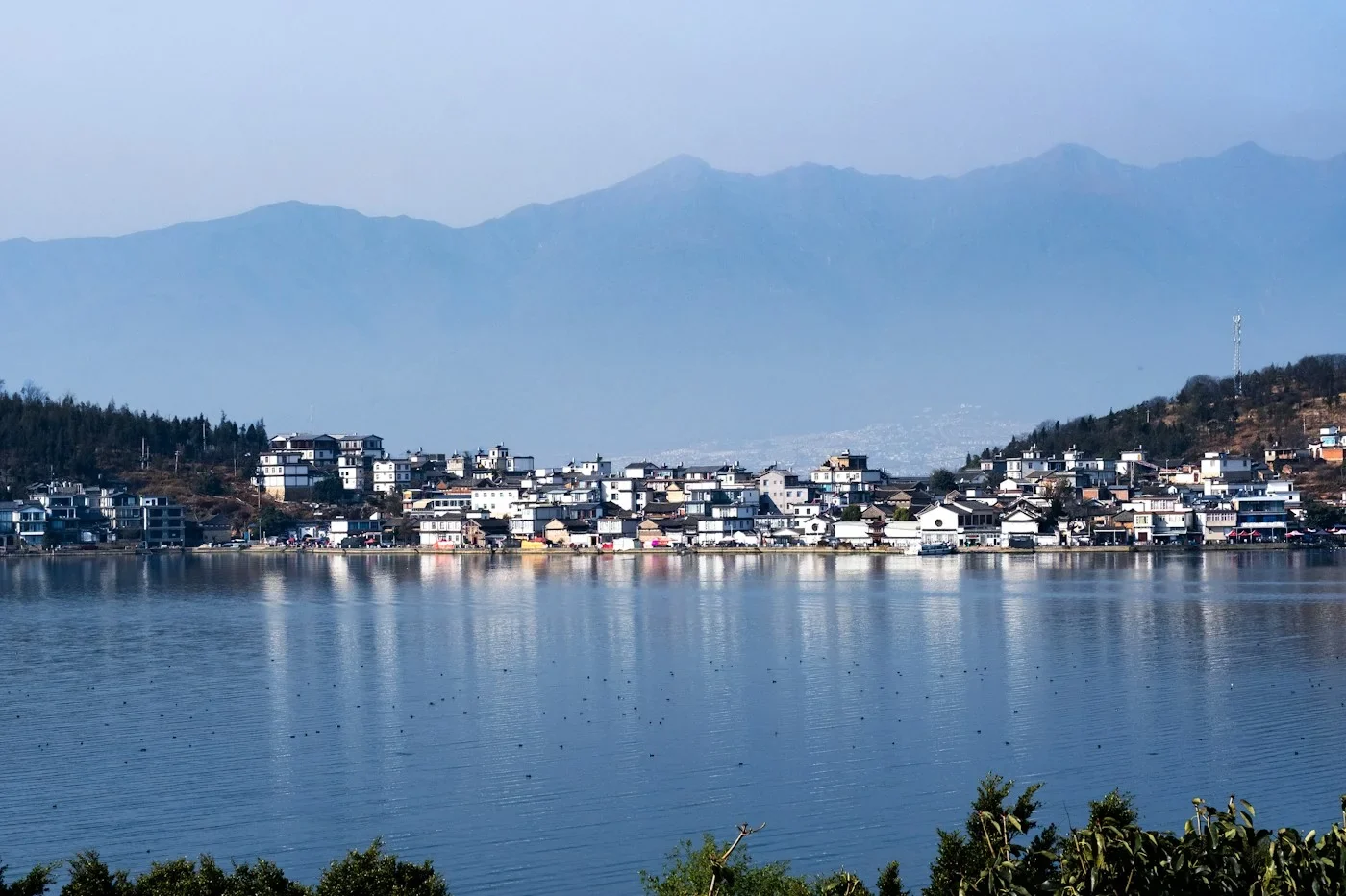 湖畔景区与旅游风光场景配图